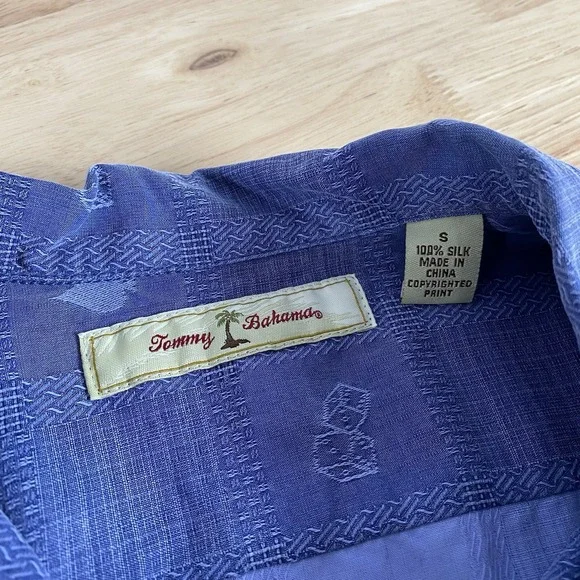 Tommy Bahama Shirt Men's Small 100% Silk Camp Shirt Pass Line Hawaiian Gambling - Picture 9 of 12